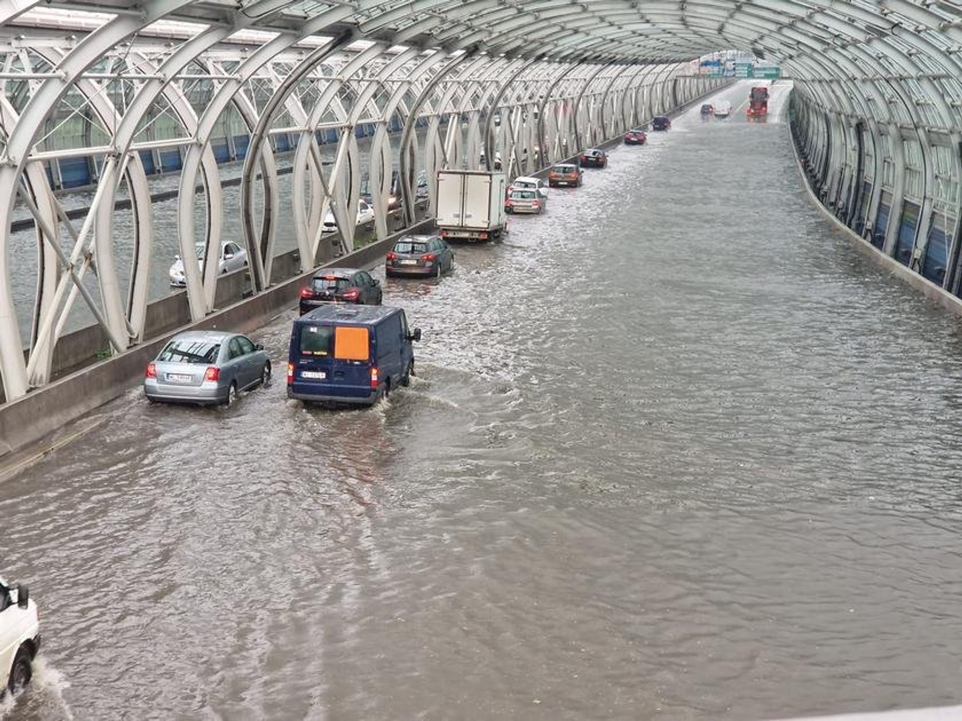 Zalana trasa S8 w Warszawie