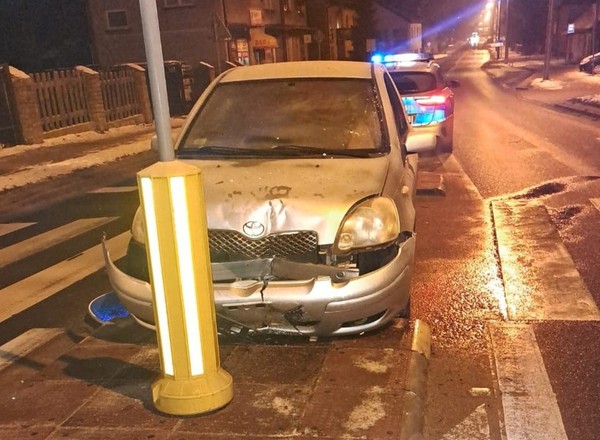 20-latek jechał "na czołgistę". Trafił, ale nie w jezdnię