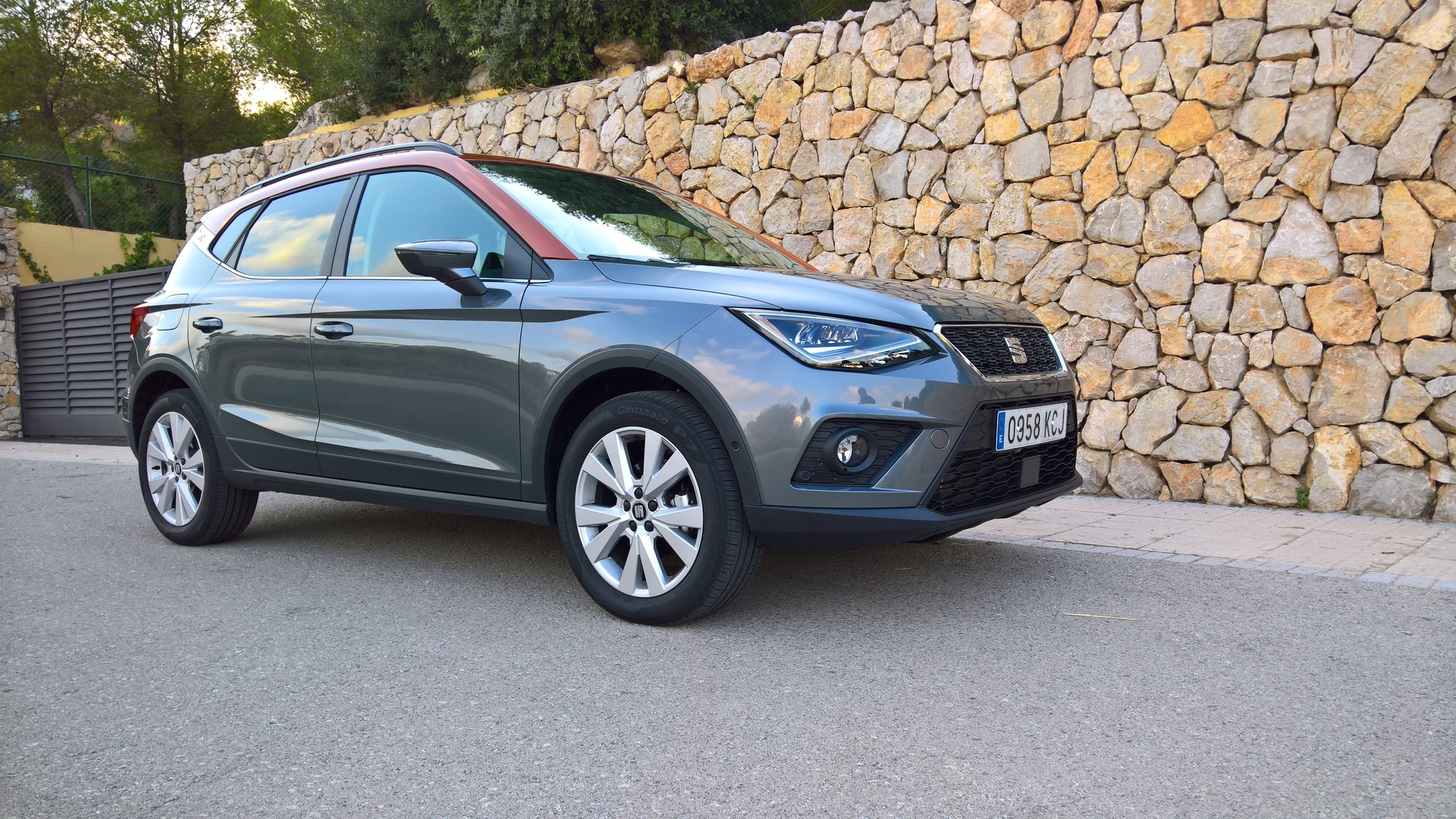 Seat Arona  1.0 TSI o mocy 115 KM. W wersji Xcellence kolorowy dach w standardzie