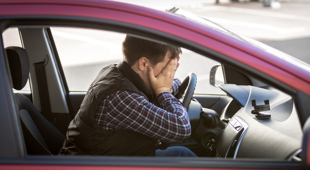 Kierowca w samochodzie