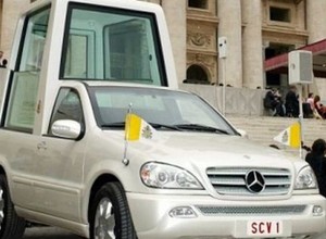 Papamobile szybszy od Cadillaca One