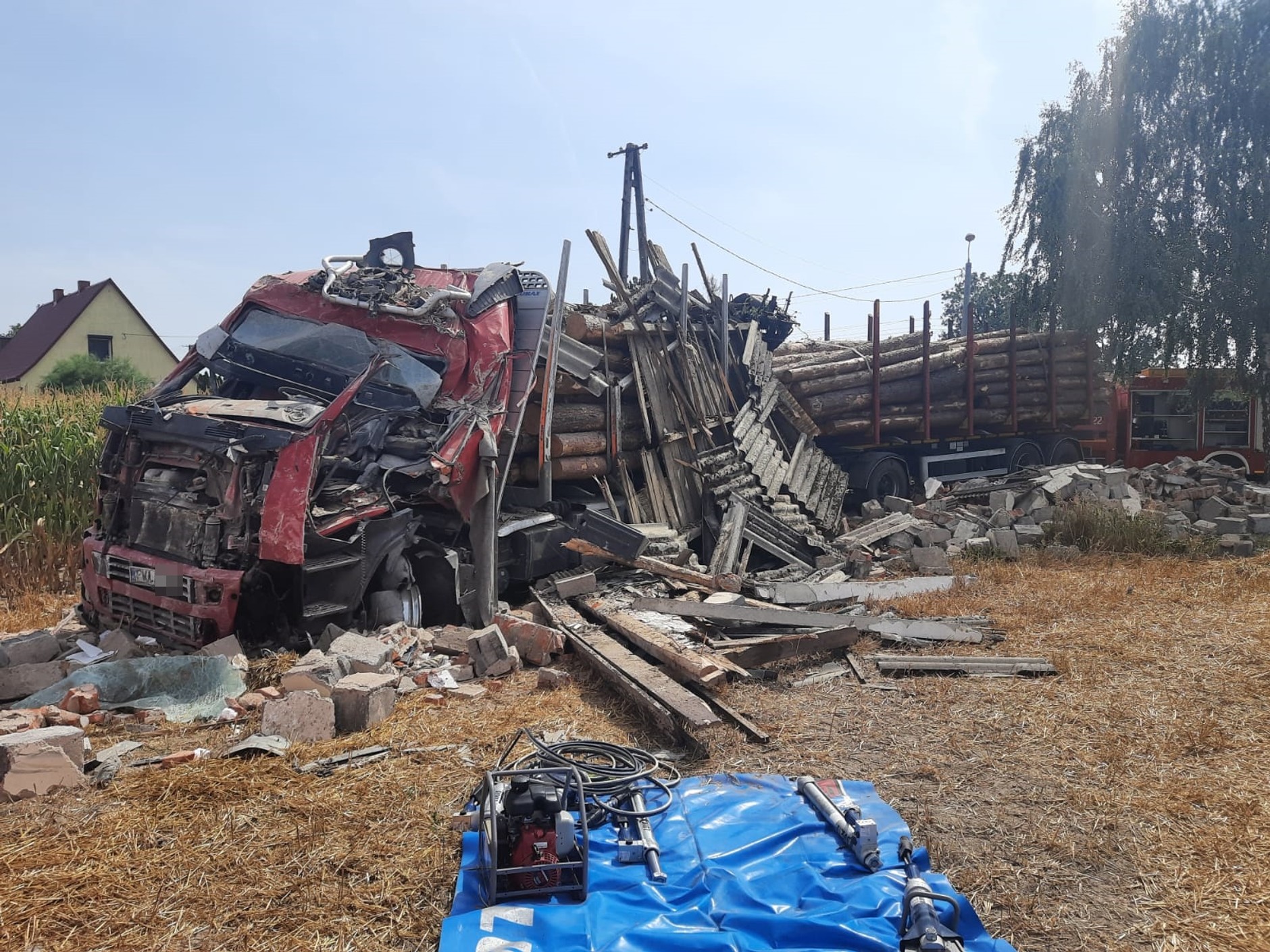 W Wągrowcu ciężarówka z drewnem wjechała w przystanek