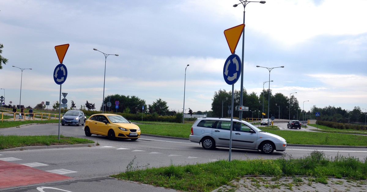  Znak A-7 na rondzie zmienia wszystko. Kierowcy masowo się gubią, a potem płacz