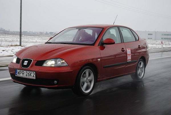 Szkoła Jazdy Renault ostrzega: Podczas odwilży jest mokro i niebezpiecznie