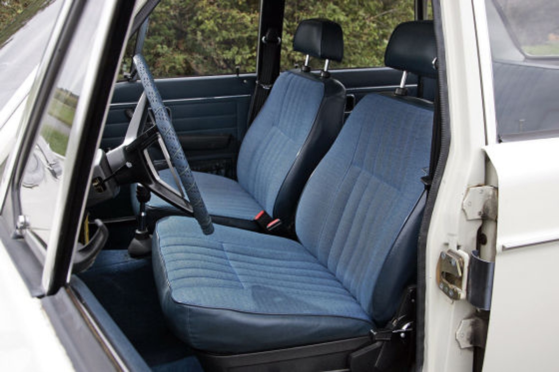 Wielkie fotele Volvo oferuja sporo komfortu.