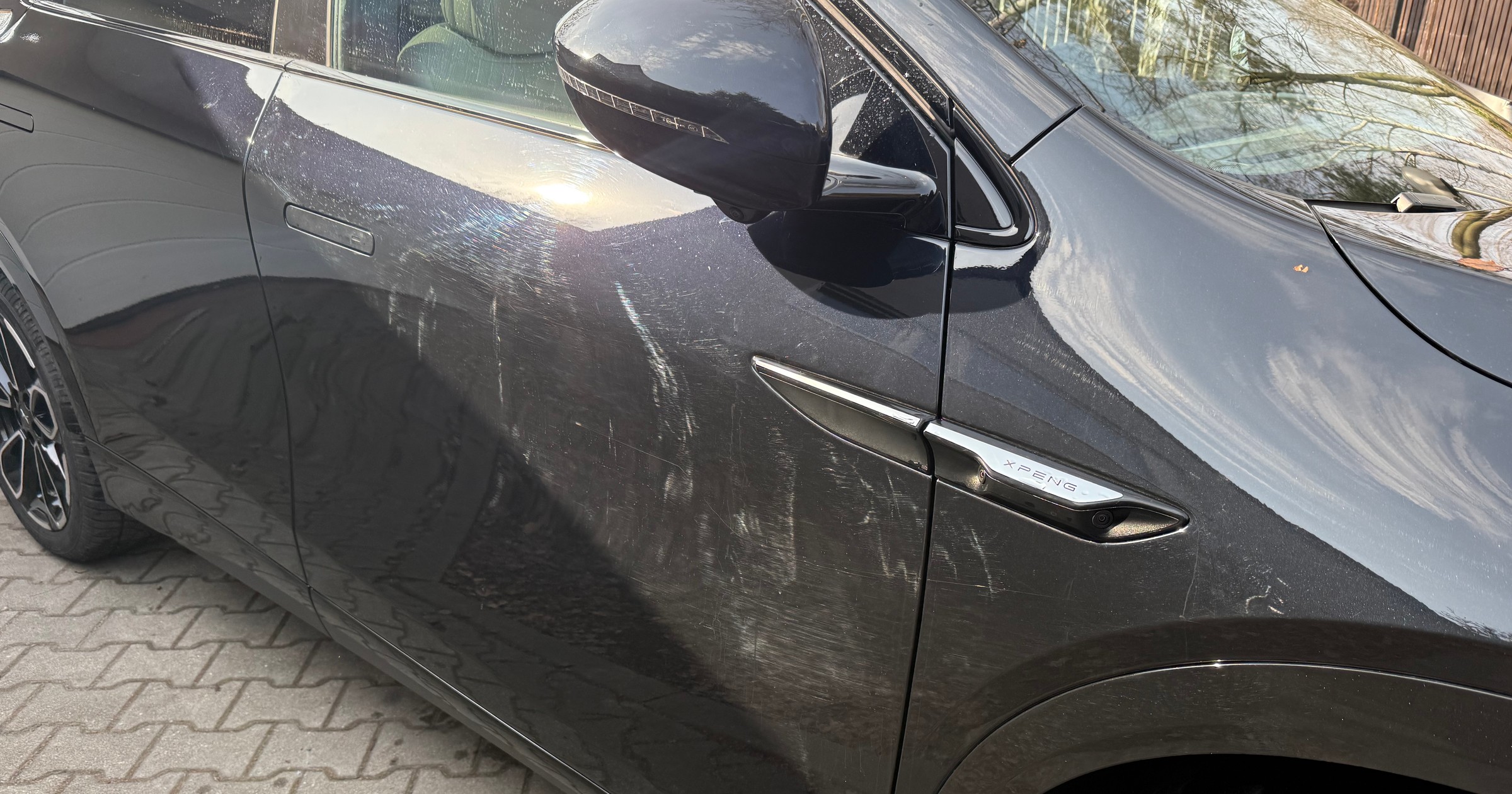 Lakier na niedbale mytym aucie może tak wyglądać po kilku miesiącach od nowości. Ma się rozumieć, na ciemnym kolorze uszkodzenia widać bardziej, ale powstają one niezależnie od barwy lakieru