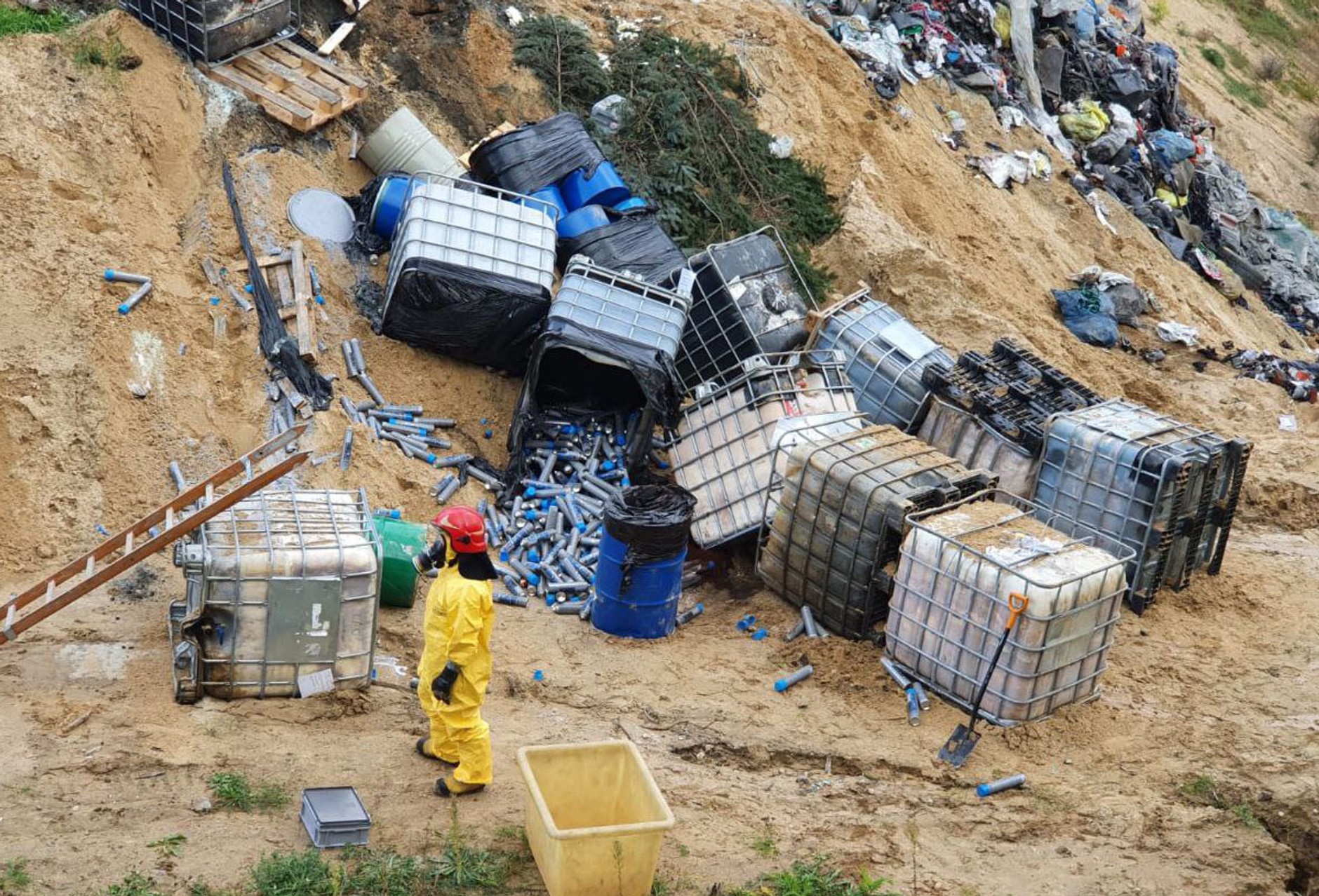 Nielegalnie przewozili i składowali niebezpieczne odpady
