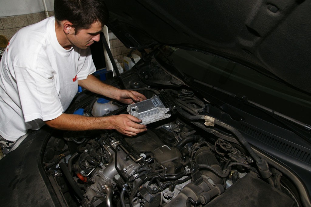 Jak dobrać się do zabezpieczonego sterownika silnika?