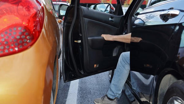Jak naprawić wgniecenie w karoserii? Jest lepszy sposób niż wizyta u blacharza