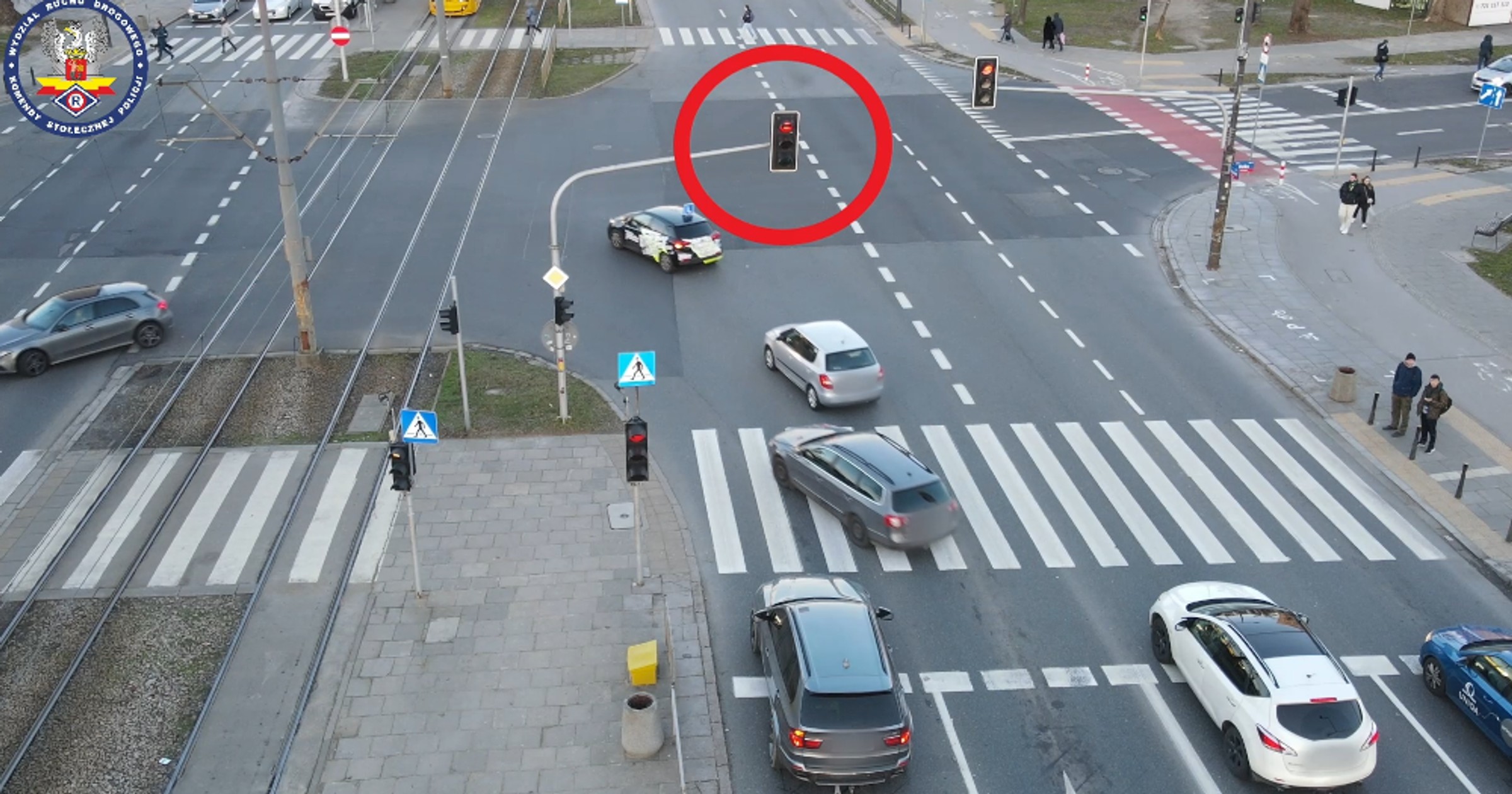 Dron nagrał kierowców w Warszawie, przejeżdżających na czerwonym świetle