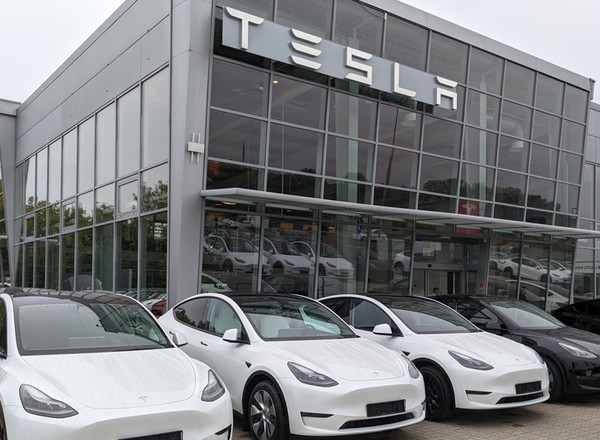 Tesla znowu obniża ceny. O ile potaniały elektryki?