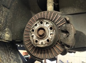 Mechanik doznał szoku. Auto miało kompletnie zużyte hamulce!