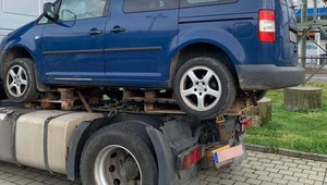 Auto na siodle ciągnika. Niemiecka policja chyba jeszcze tego nie widziała