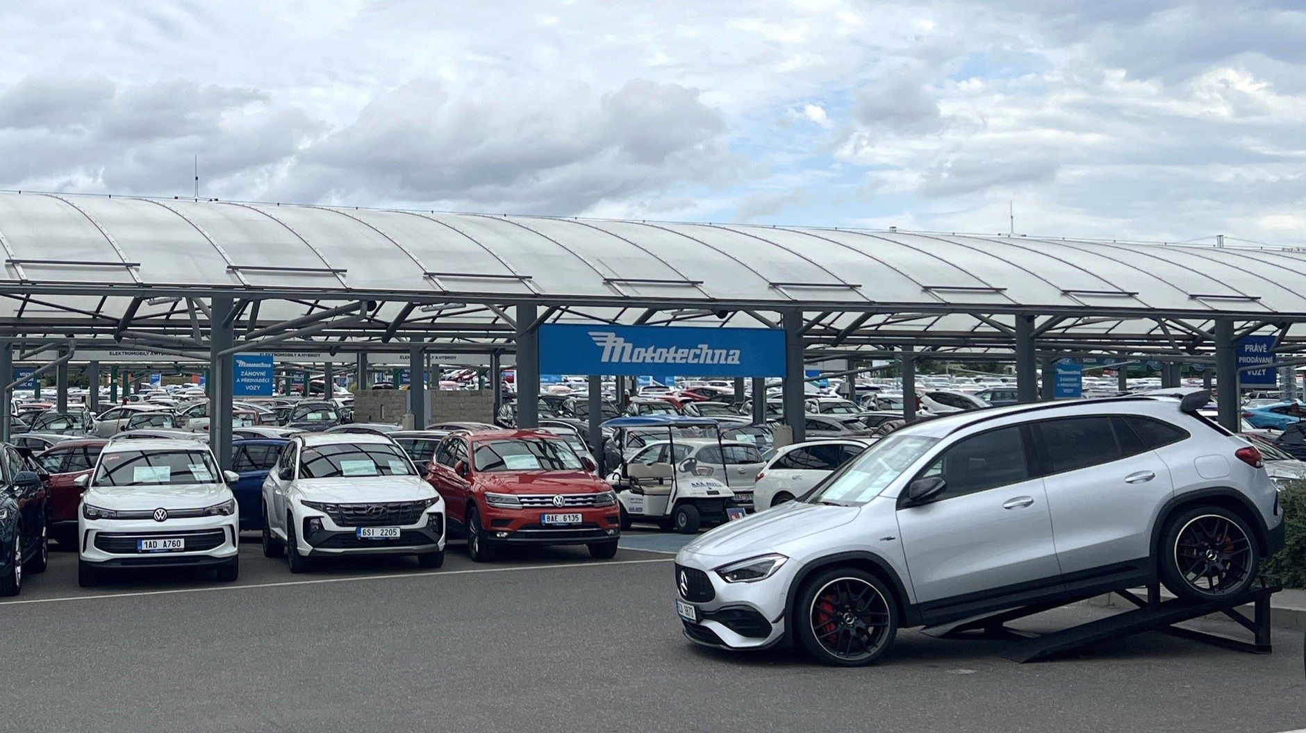 Salon sprzedaży samochodów używanych AAA Auto w czeskiej Pradze w dzielnicy Dolni Chabry. Pierwszy SUV z lewej to najnowszy VW Tiguan