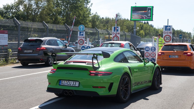 Samochody czekające do wjazdu na Nurbrugring