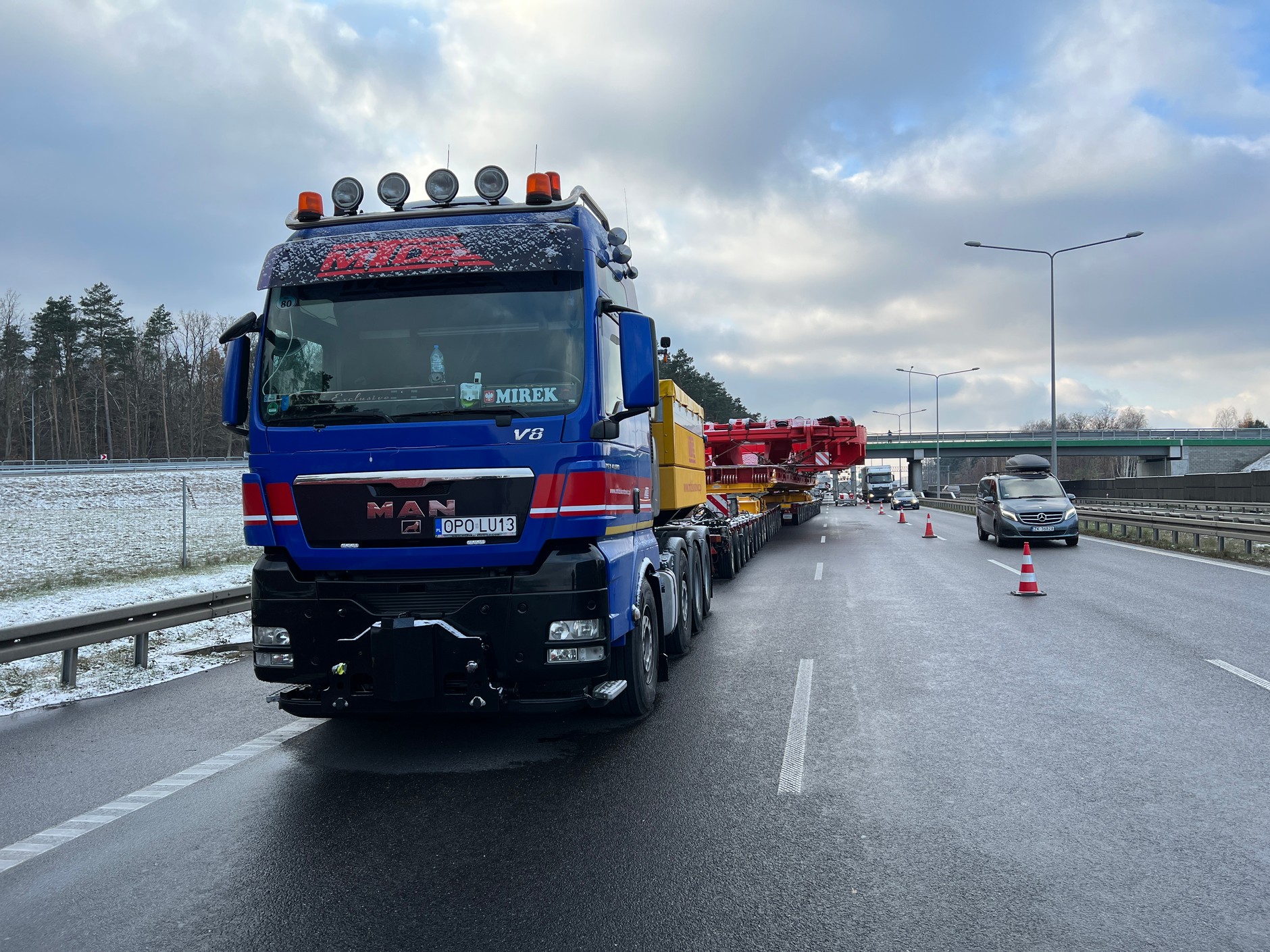 Transport gigantycznej maszyny czeka przed wjazdem do Warszawy na drodze ekspresowej S8 w pobliżu węzła Janki
