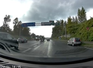Ciężarówka zepchnęła auto osobowe na bariery. Policja szuka kierowcy [WIDEO]