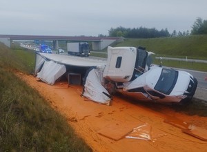Sos pomidorowy przy autostradzie A1. Groźny wypadek w pobliżu Częstochowy