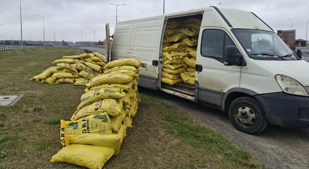 Przeładowany samochód z korą sosnową