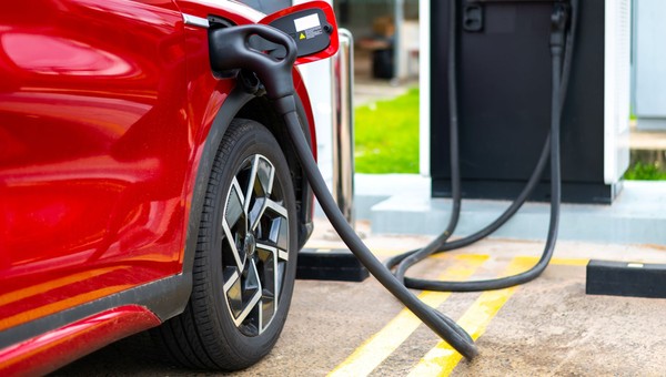 Gdzie jest najdroższy i najtańszy prąd w Europie? I my się dziwimy, że elektryki nie podbiły Polski