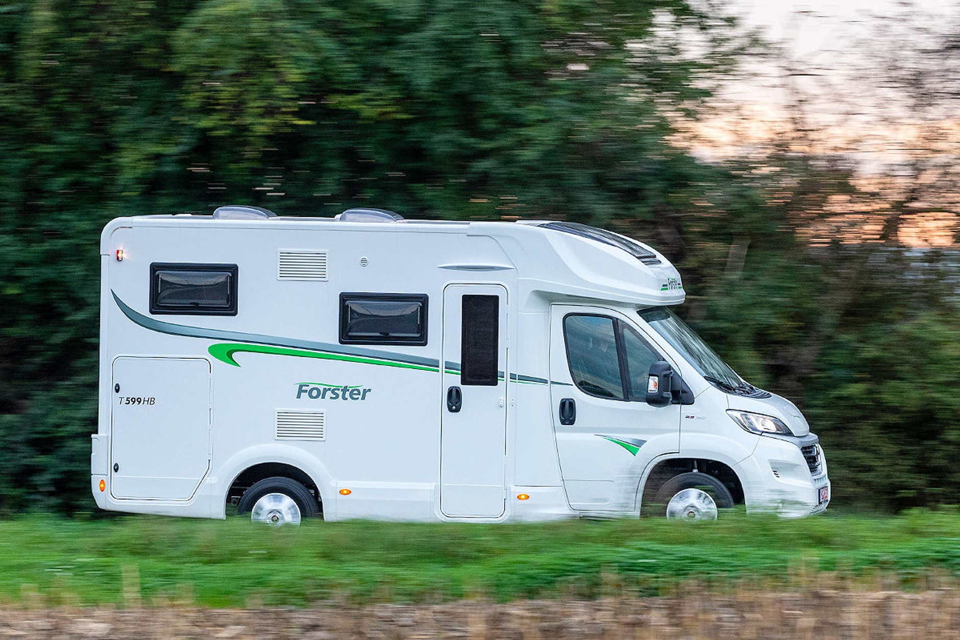 Porównanie czterech rodzajów kamperów (Forster T 599 HB)