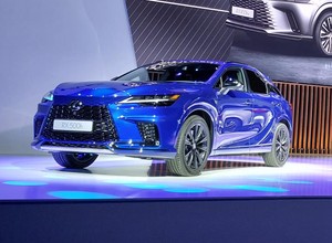 Widzieliśmy już nowego Lexusa RX. Jest mocno zmieniony i nadal bardzo luksusowy
