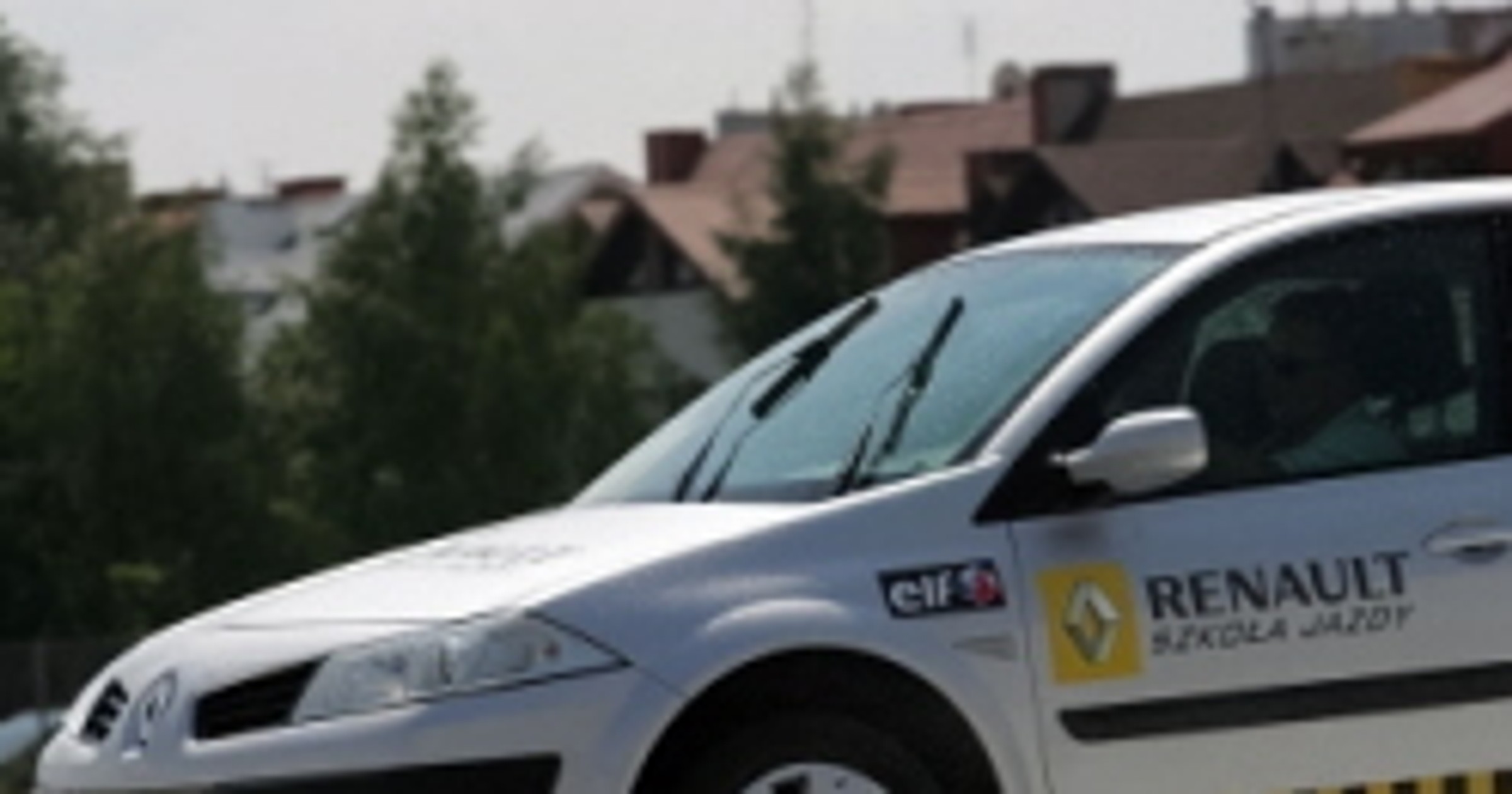 Renault: podczas jesiennych szarug uważajmy na pieszych