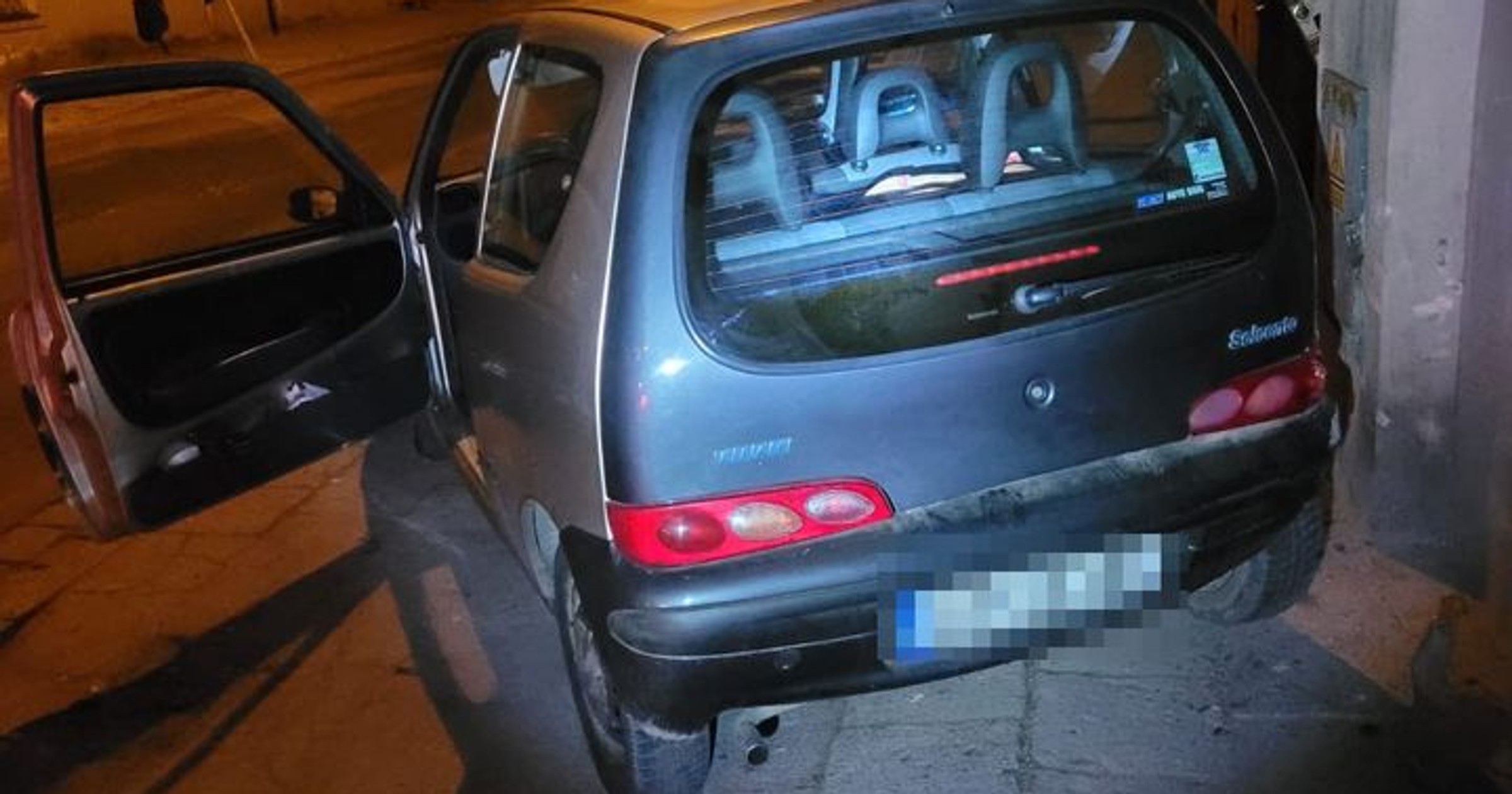 Uciekał przed policją kradzionym Seicento nie tylko dlatego, że je ukradł