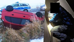 Pijany 52-latek dachował autem w rowie. Uciekł i schował się przed policją w kartonie na strychu