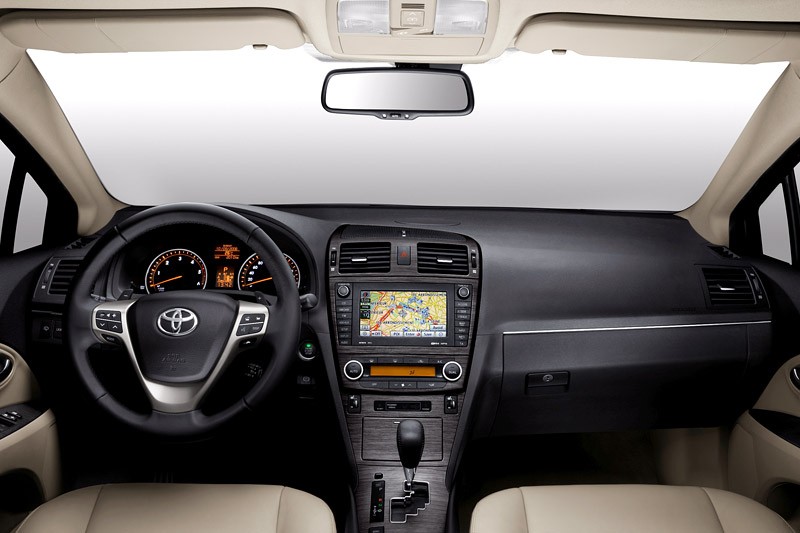 Paryż 2008: Toyota Avensis - nowe zdjęcia sedana i kombi