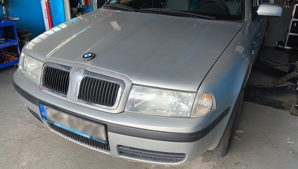 Nakleił taśmę na atrapę Skody Octavii. "Kolega przez chwilę myślał, że to jego BMW"