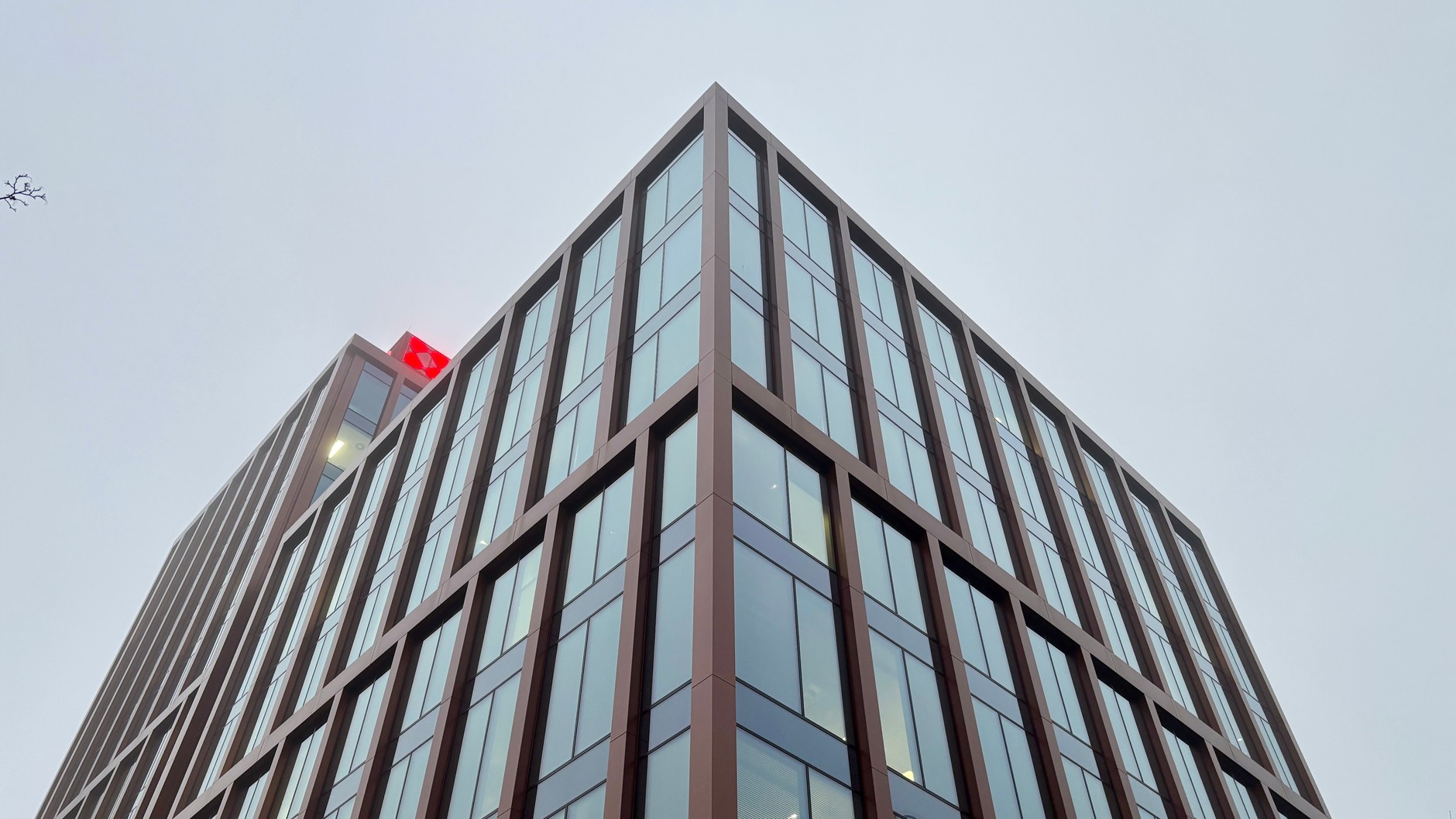 Porsche 963 na dachu biurowca w Warszawie