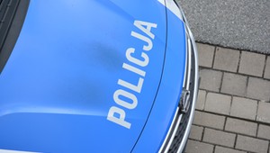 Spektakularne dachowanie w centrum Warszawy. Autor wyczynu to nie byle kto