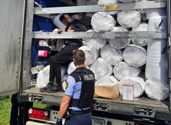 Zaczęli machać do innych kierowców. Policja natychmiast wkroczyła do akcji