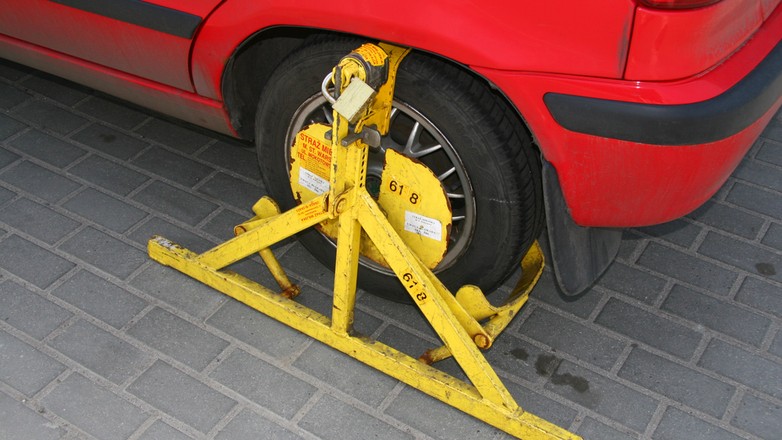 Właściciel auta sam usunął blokadę z koła