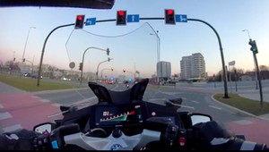 Pościg trwał prawie dziewięć minut. Na koniec policjant musiał zeskoczyć z motocykla