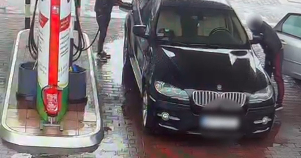 Moment kradzieży plecaka na stacji paliw pod Piasecznem