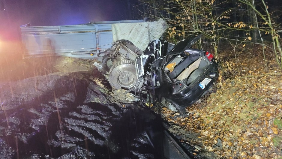 W wyniku zderzenia ciężarówki Volvo z osobowym Volkswagenem zginęły trzy osoby podróżujące autem osobowym