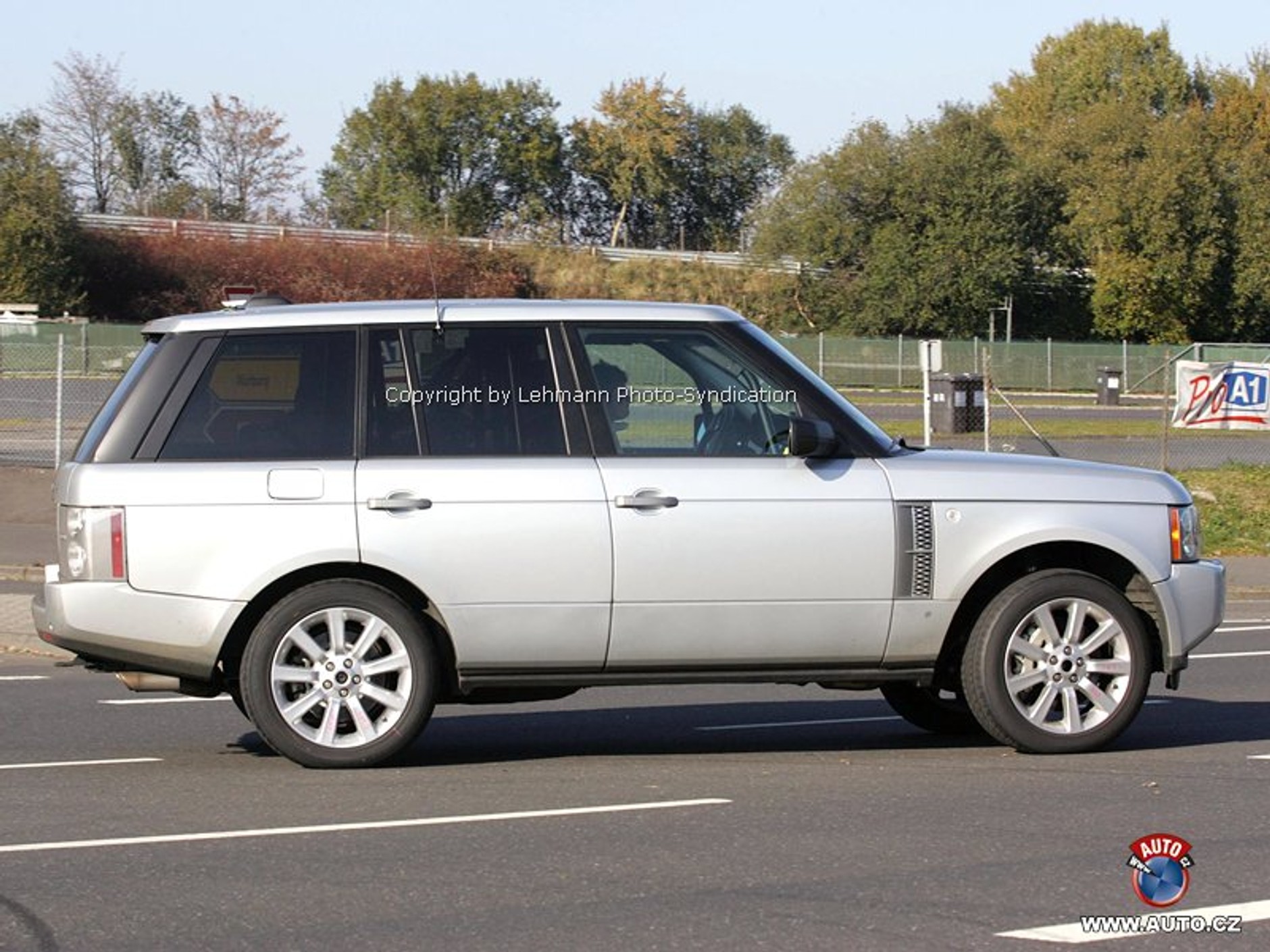 Zdjęcia szpiegowskie: Range Rover R – szybki brytyjski arystokrata