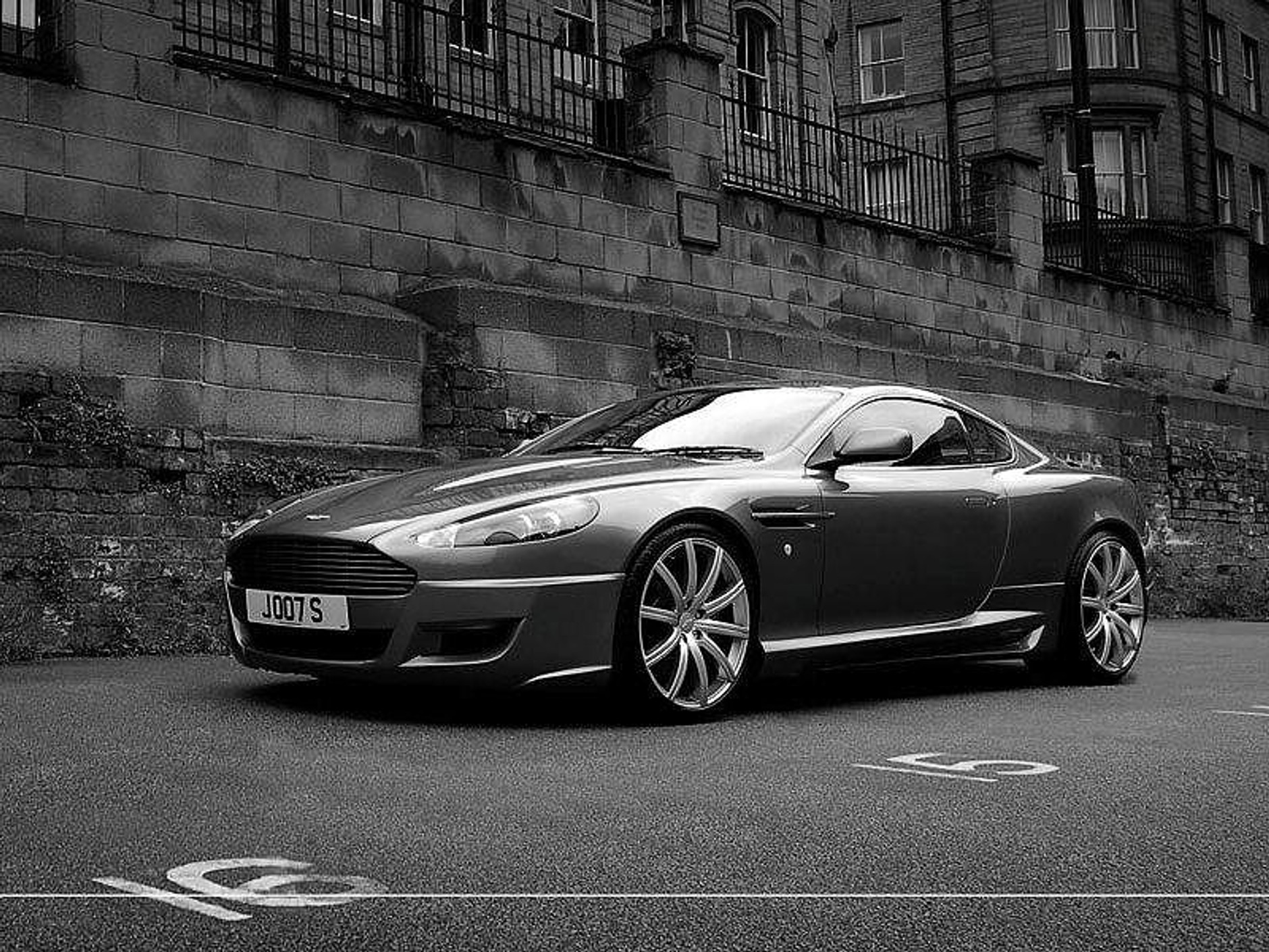 Tuner Project Kahn zmodyfikował Astona Martina DB9