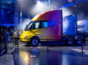 Elektryczne ciężarówki Tesla Semi już na drogach. W dalekie trasy pojadą wyłącznie z lekkimi produktami