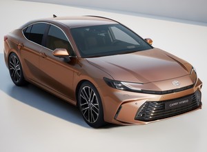 Nowa Toyota Camry trafi do Polski. Efektowna stylistyka i nowy napęd hybrydowy