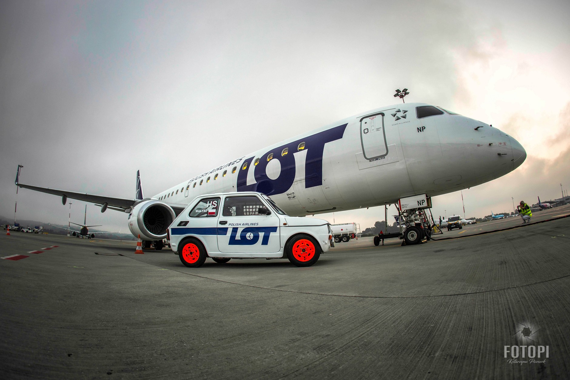 Nietypowy „Maluch” w nietypowej sesji na... lotnisku