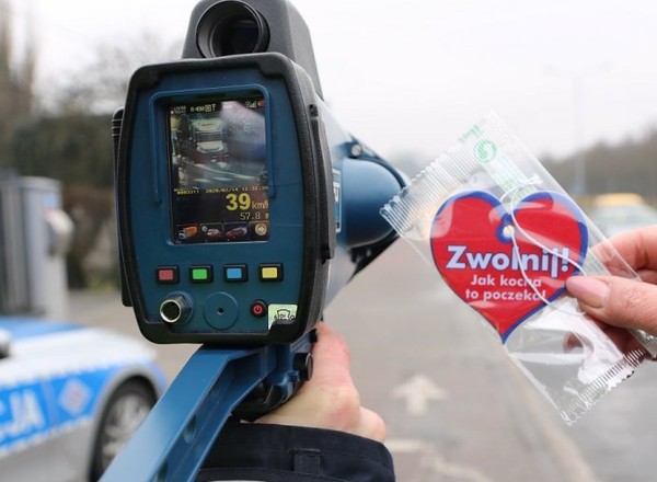 Walentynkowa akcja policji: "Zwolnij. Jak kocha, to poczeka"