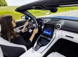 Nowy Mercedes SL zrzuca dach i chwali się wnętrzem