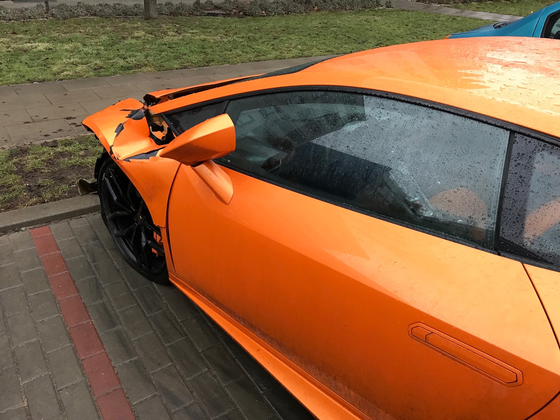 Kierowca Lamborghini uciekł z miejsca zdarzenia