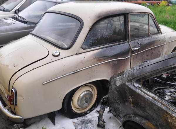 11-latkowie dla zabawy spalili i zdewastowali siedem aut