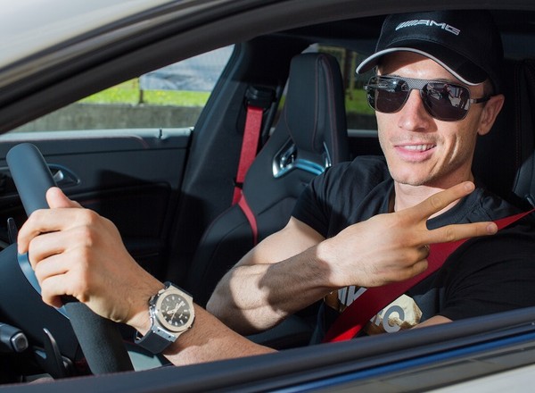 Ile czasu Robert Lewandowski zarabia na samochód?