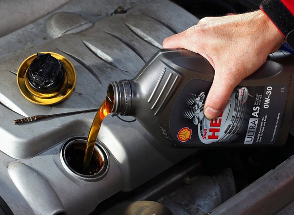 Kiedy wymienić olej silnikowy? Lepiej posłuchaj mechanika niż producenta samochodu