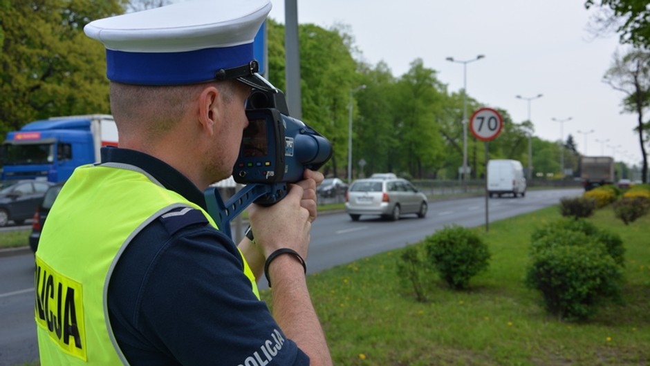 Obraz pochodzący z serwisu https://leszno.policja.gov.pl/w13/aktualnosci/254612,Policjanci-bez-taryfy-ulgowej-wobec-kierowcow-przekraczajacych-predkosc.html